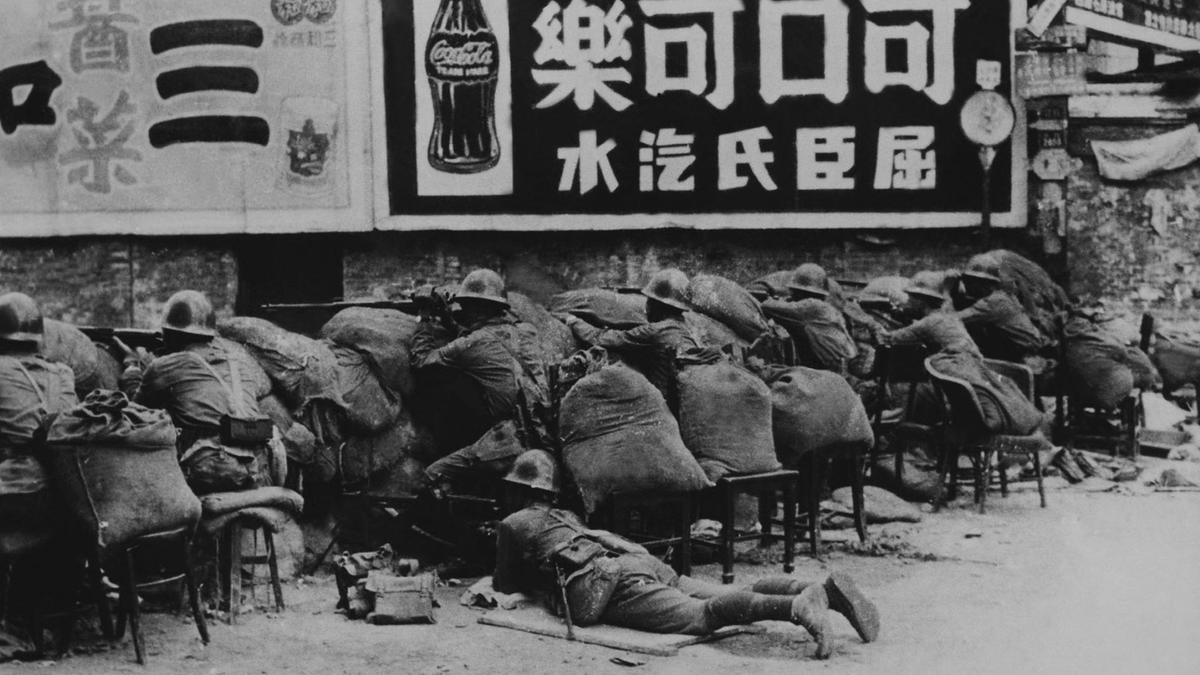 Địa thế của nhà kho này cực kỳ khó tấn công, với một mặt giáp sông, hai mặt bên có nhiều công trình chật hẹp, khó lòng sử dụng phương tiện hạng nặng, chỉ còn duy nhất một mặt - nơi Nhật có thể tấn công - và cũng là nơi diễn ra chiến sự ác liệt nhất.