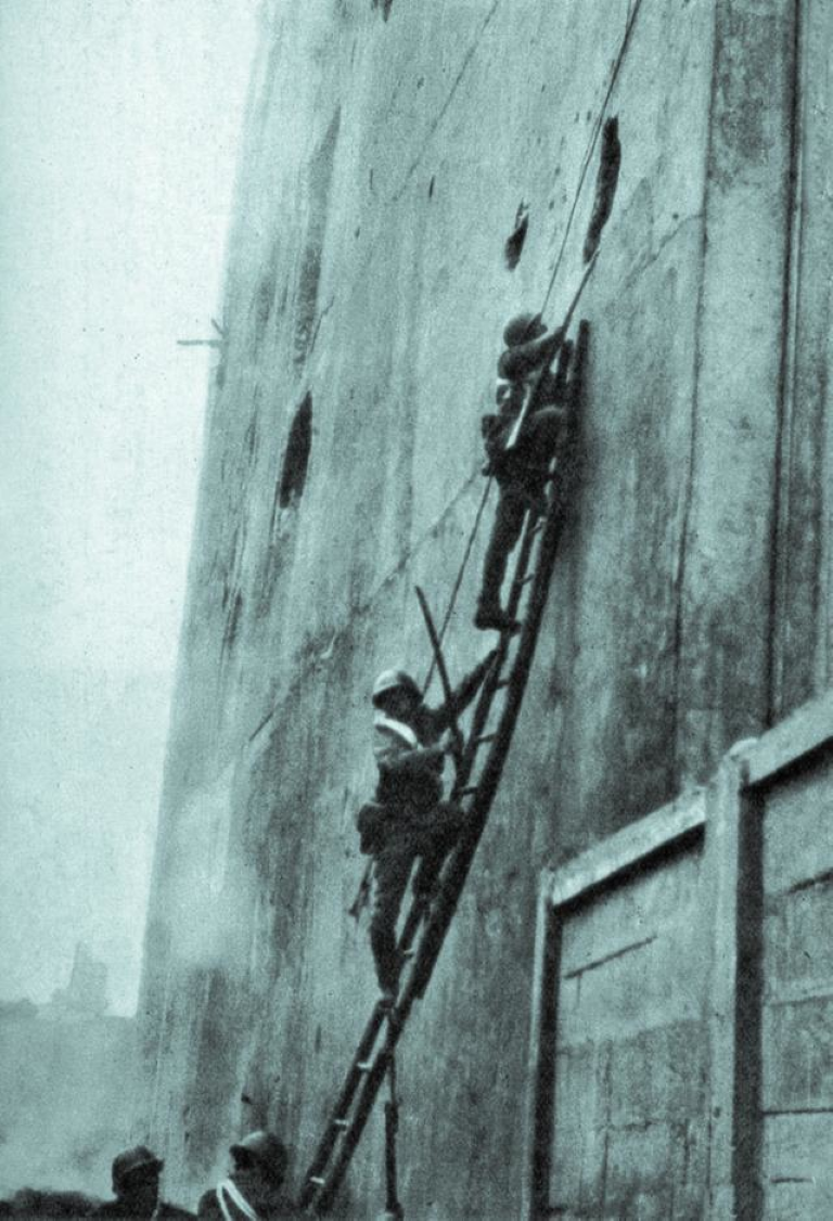 Nhà kho này cũng nằm quá sát Tô Giới, khiến quân Nhật không dám sử dụng khí độc như ở nhiều chiến trường khác dọc Trung Quốc. Cuối cùng, quân Nhật chỉ có thể lùa bộ binh tấn công, bất chấp hỏa lực và vị trí phòng thủ cực kỳ kiên cố của Trung Quốc.