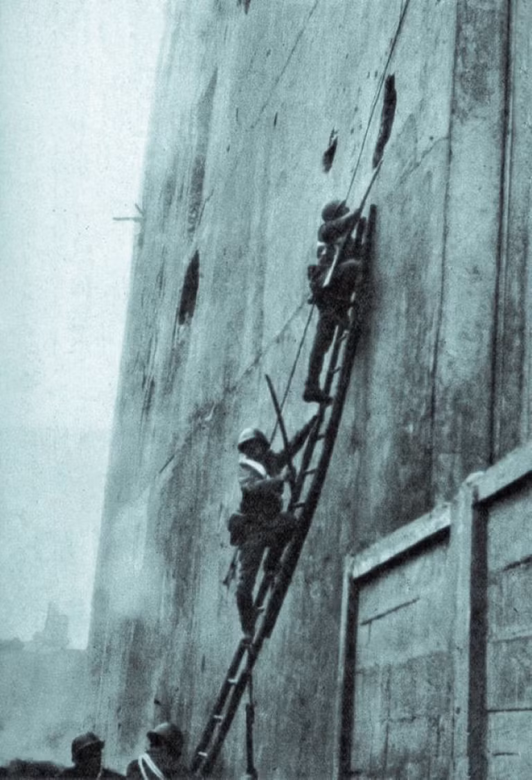 Nhà kho này cũng nằm quá sát Tô Giới, khiến quân Nhật không dám sử dụng khí độc như ở nhiều chiến trường khác dọc Trung Quốc. Cuối cùng, quân Nhật chỉ có thể lùa bộ binh tấn công, bất chấp hỏa lực và vị trí phòng thủ cực kỳ kiên cố của Trung Quốc.