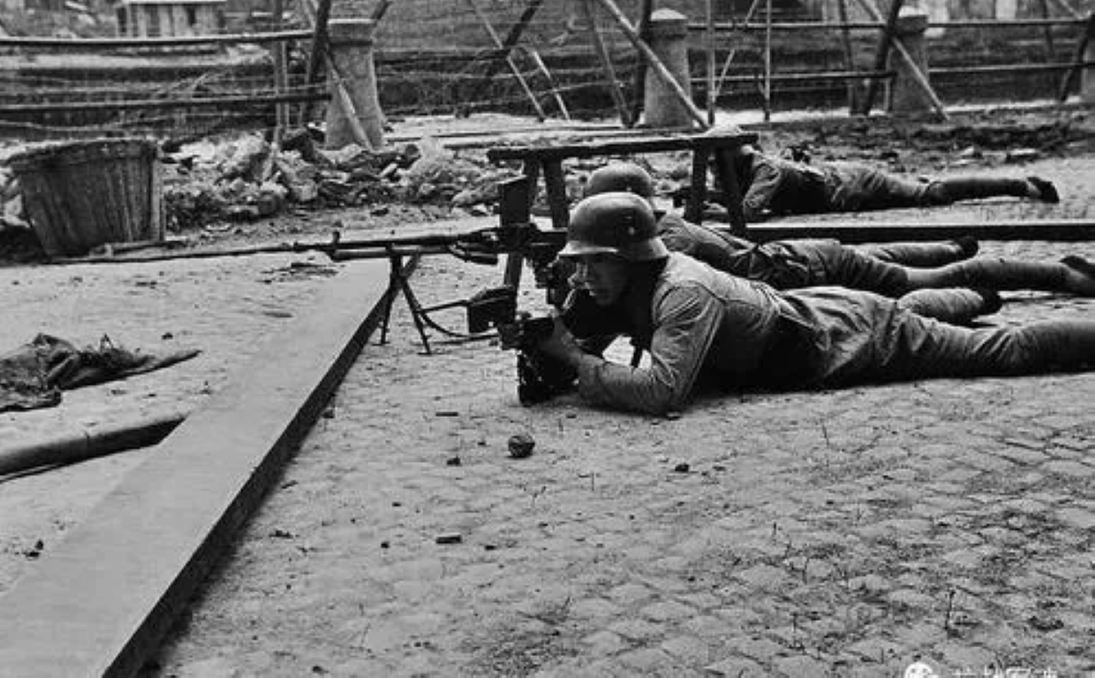 Người Trung Quốc ở Tô giới thuộc Anh, cùng các ký giả, chuyên gia quân sự và cả tùy viên quân sự của nhiều nước, đều lựa chọn những nóc nhà cao tầng ở Tô giới, quan sát từng chiến thuật tác chiến được Nhật sử dụng, và đánh giá sức mạnh của quân Trung Quốc đang phòng thủ tại đây.