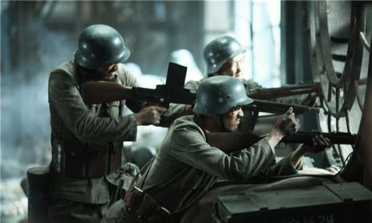 Sự chứng kiến tận mắt của người dân Trung Quốc và của cả thế giới, không cho phép lính Trung Quốc tại nhà kho Tứ Hành được phép thua, họ chiến đấu cầm cự suốt từ ngày 26/10 tới ngày 1/11, đẩy lùi hàng chục đợt tấn công của binh lính Nhật.