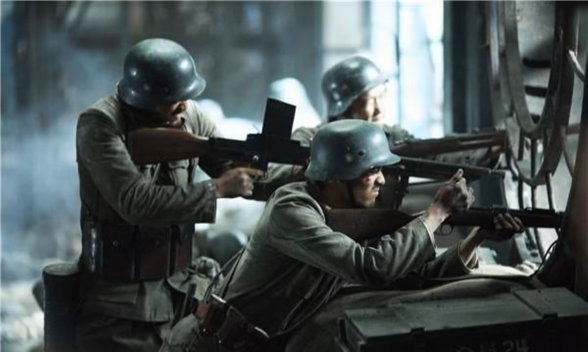 Sự chứng kiến tận mắt của người dân Trung Quốc và của cả thế giới, không cho phép lính Trung Quốc tại nhà kho Tứ Hành được phép thua, họ chiến đấu cầm cự suốt từ ngày 26/10 tới ngày 1/11, đẩy lùi hàng chục đợt tấn công của binh lính Nhật.