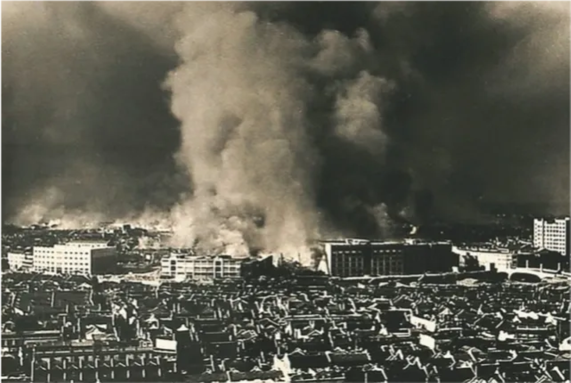 Hải quân đế quốc Nhật lúc này đang ở ngay ngoài biển, có thể dễ dàng cẩu pháo yểm trợ, đánh sập nhà kho Tứ Hành trong chớp mắt. Tuy nhiên, lo sợ cẩu pháo nhầm sang Tô giới của Anh, Nhật không dám sử dụng hải pháo.