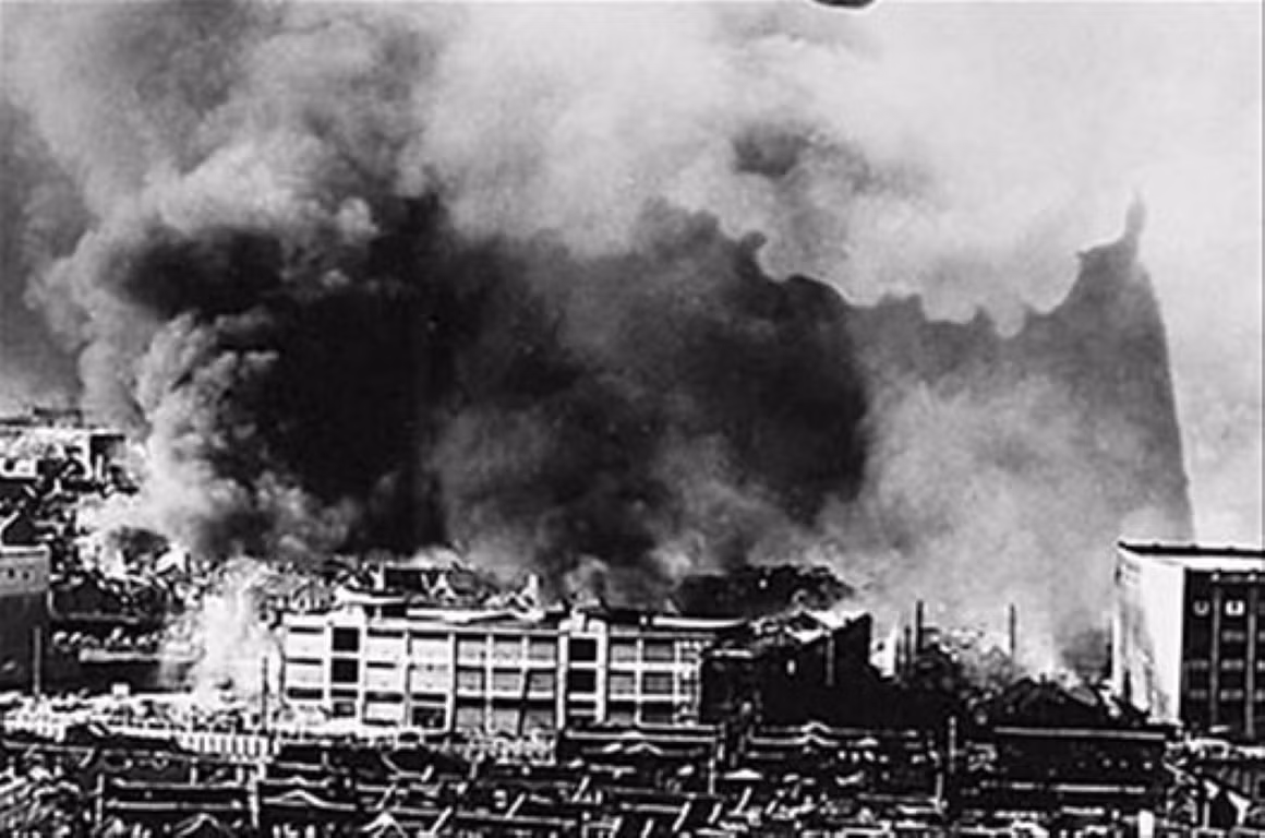 Đêm ngày 1/11, sau đợt tấn công không ngừng nghỉ của Nhật vào tối hôm trước, Trung Quốc quyết định rút lui. Chỉ huy của Nhật sau khi hội đàm, đồng ý cho phía Trung Quốc lui quân mà không nổ súng. Lính Trung Quốc rút lui qua cầu New Lese cách nhà kho Tứ Hành chỉ vài trăm mét.