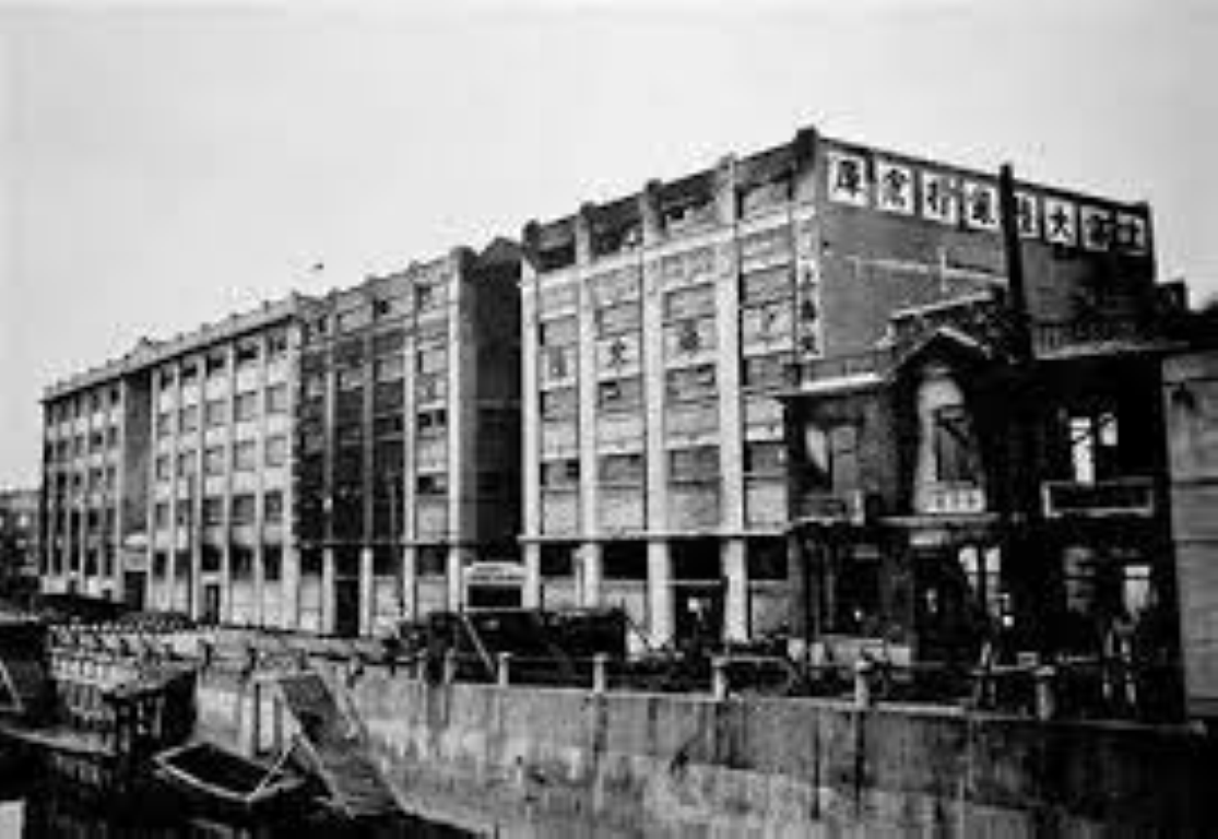 Ngày 26/10/1937, sau khi bị đánh thảm bại ở mặt trận Thượng Hải, Tiểu đoàn 1 thuộc Trung đoàn 524, Sư đoàn 88 Bộ binh Trung Quốc đã rút vào cố thủ ở nhà kho Tứ Hành, nằm ngay cạnh bờ sông Tô Châu.