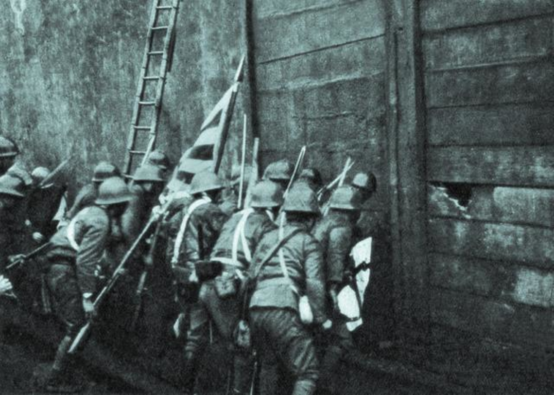 Trận chiến kéo dài nhiều ngày, nhiều đợt tấn công của Nhật bị đẩy lui, người dân Trung Quốc bên kia sông Tô Châu hoan hô ăn mừng, đốt pháo hoa cổ vũ binh lính Lữ đoàn 1. Đến tối, phía bên kia Tô giới vẫn sáng đèn, hát hò và nhảy múa, sòng bạc vẫn mở cửa, nhưng giờ đây họ lại cá cược xem bao giờ lính Trung Quốc sẽ thua.