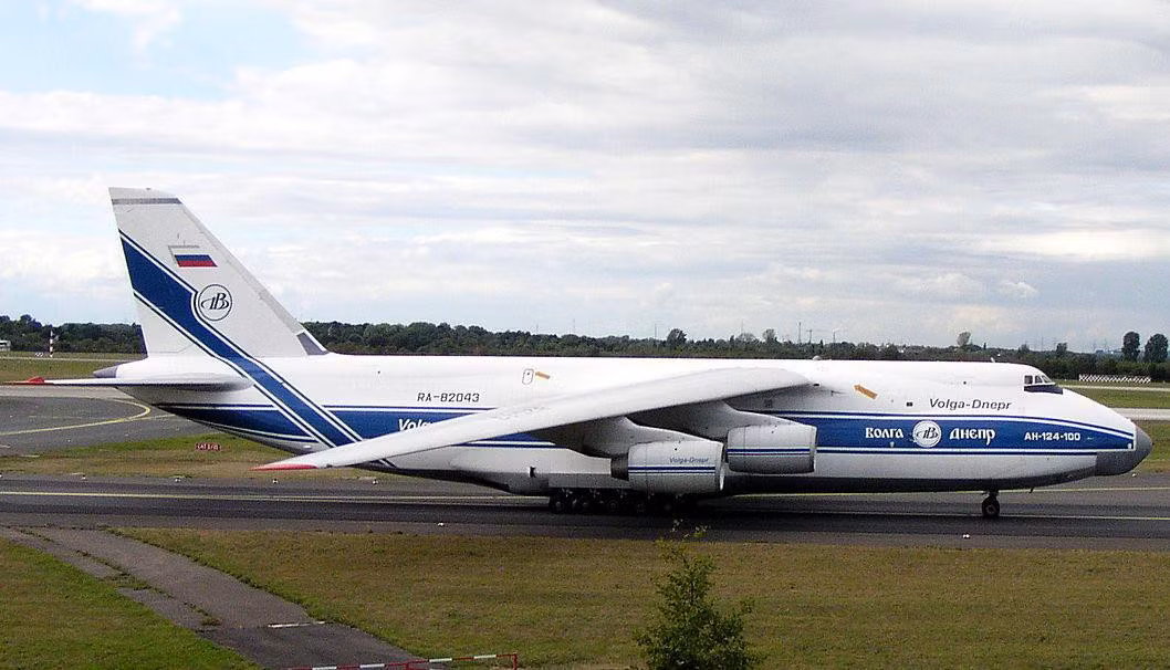 An-124 phiên bản quân sự có thể chở 150 tấn hàng hóa: có thể chở từ xe tăng, máy bay chiến đấu, trực thăng vũ trang, xe bọc thép đến cả tàu ngầm cỡ nhỏ bên trong thân.