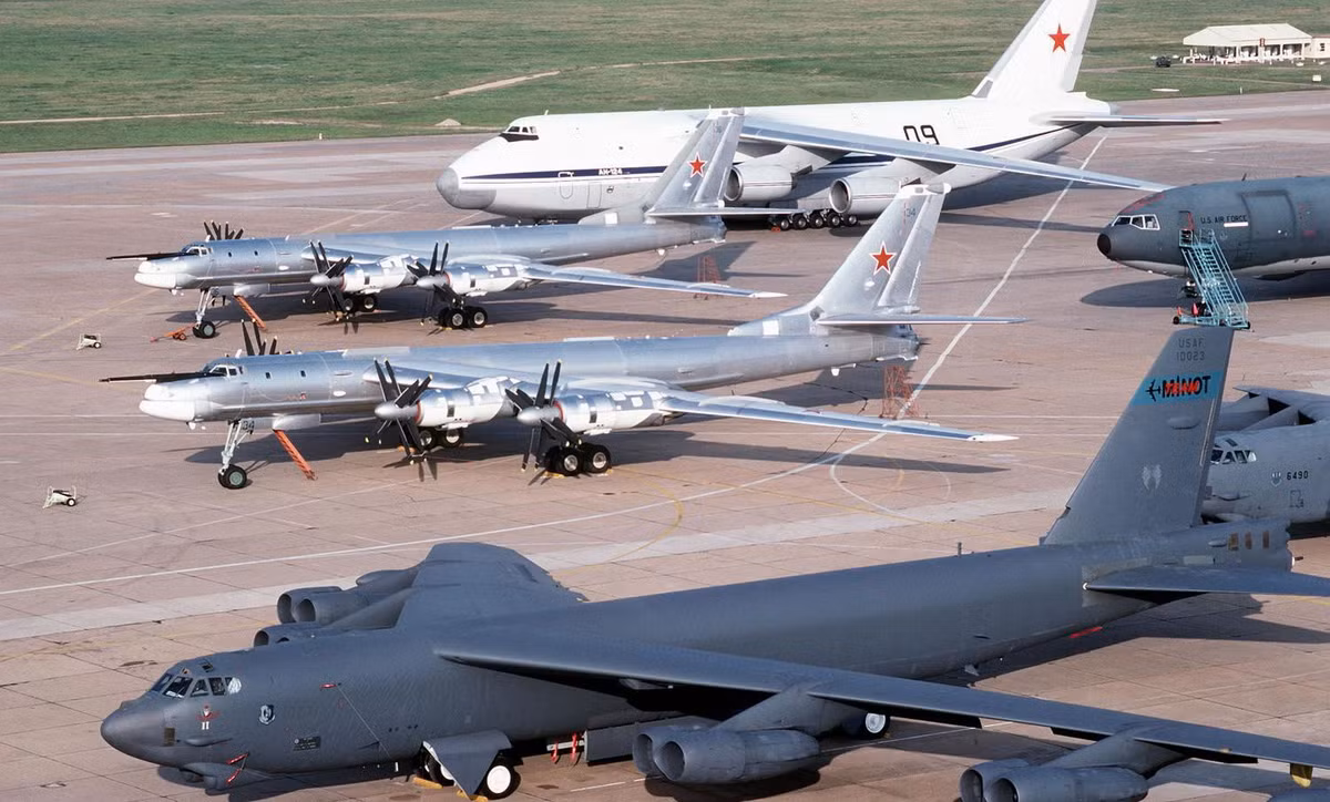 Về hình dáng, An-124 tương tự loại C-5 Galaxy của Lockheed, nhưng lớn hơn một chút. An-124 từng được dùng chuyên chở đầu máy xe lửa, thuyền buồm, thân máy bay và nhiều loại hàng hóa quá cỡ khác. An-124 có thể hạ thấp tạo điều kiện thuận lợi cho việc chất hàng.