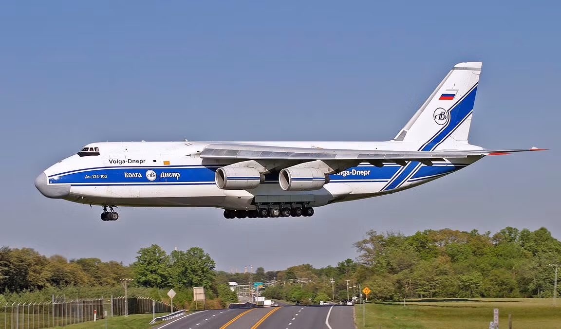 Nếu chỉ tính hoạt động vận tải quân sự chuyên biệt thì An-124 mới là vận tải cơ lớn nhất thế giới.