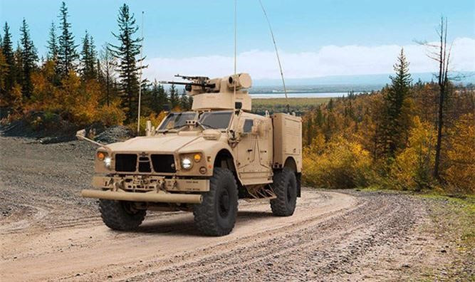 Xe được thiết kế với khả năng kháng mình giúp làm chệch hướng và hấp thu năng lượng vụ nổ từ các loại bom mìn tự chế cài vệ đường để bảo vệ kíp lái bên trong.