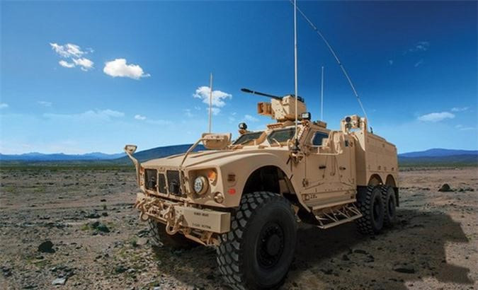 Khoang trong của xe có thể chứa tối đa 11 binh sĩ với hai hàng ghế hướng về phía trước và hai hàng ghế quay vào nhau có thể gập lại ở phía sau.