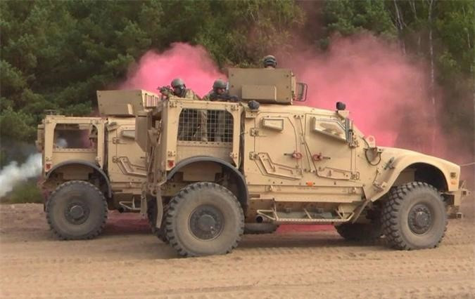 Dòng xe thiết giáp L-ATV do tập đoàn Oshkosh Defence phát triển trên cơ sở nền tảng Phương tiện Chiến thuật thay thế hạng nhẹ (LTVR).