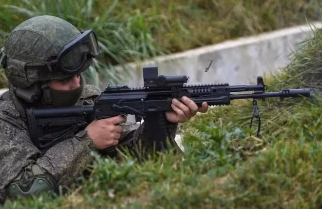 Thước ngắm cơ khi cũng được thiết kế lại giúp cho việc ngắm bắn dễ dàng hơn.