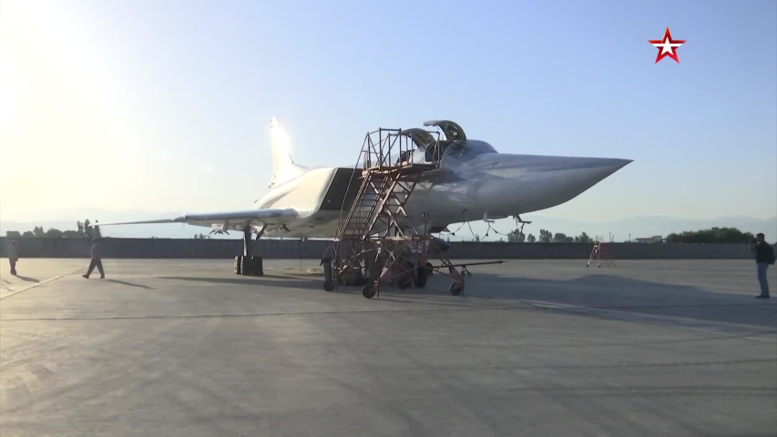 Bên cạnh đó, diễn biến đáng chú ý hơn chính là việc máy bay ném bom chiến lược tầm xa Tu-22M3 của Nga dự kiến sẽ tham gia hoạt động quân sự này. Một số oanh tạc cơ được xác nhận đã có mặt tại căn cứ không quân Hmeimim.