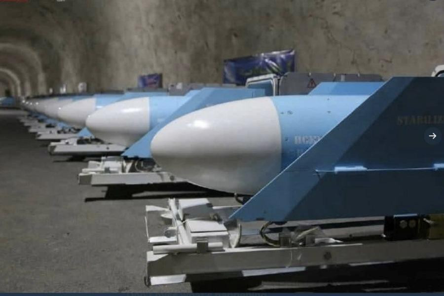 Trên hình ảnh công bố có tên lửa hành trình chống hạm Noor đặt trên xe tải và tên lửa hành trình chống hạm tầm trung Qader, có thể bay xa 300km.