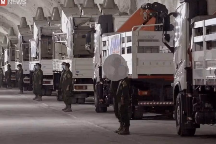 Hình ảnh về căn cứ mới này đã được đăng tải trên truyền thông Iran, cho thấy những đường hầm dài, đủ rộng cho các xe cung cấp, bệ phóng tên lửa đặt trên xe tải qua lại hai chiều.