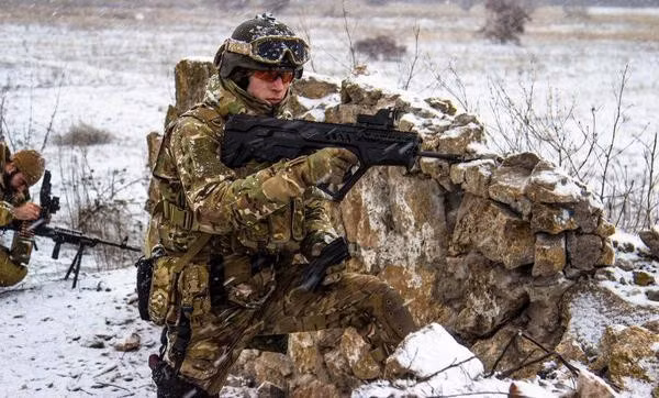 Bản tiêu chuẩn của TAR-21 có trọng lượng 3.27 kg, chiều dài tổng cộng 720 mm, chiều dài nòng súng 460 mm, loại đạn 5.56x45mm chuẩn NATO, tốc độ 750-900 phát/phút, sơ tốc đầu đạn 910 m/giây (2,986 FPS), tầm bắn 550 m.