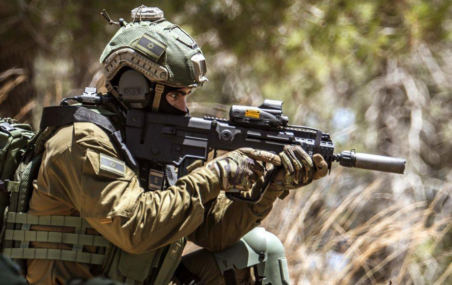 Súng có thể tháo ra để làm sạch bằng cách mở phần đuôi báng súng ra và kéo các linh kiện bên trong ra.