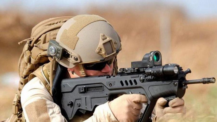 Được thiết kế theo kiểu bullpup (hộp tiếp đạn phía sau cò), TAR-21 có bộ phận kim hỏa nằm phía sau tay cò trong phần báng súng.