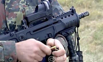 TAR-21 không có tay cầm cách biệt, tất cả các linh kiên được đặt trong thân súng vốn là một khối nhựa tổng hợp có thể chịu áp lực cao và được gia cố bằng thép ở những chỗ cần thiết.