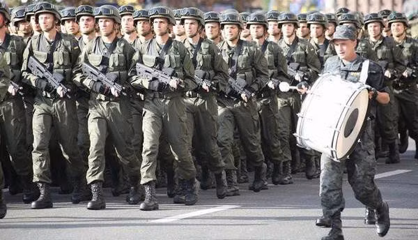 Vì vậy, các kỹ sư có thể làm cho nòng súng của TAR-21 nằm thụt vào trong thân, thu gọn chiều dài súng nhưng không làm giảm độ chính xác của đường đạn.