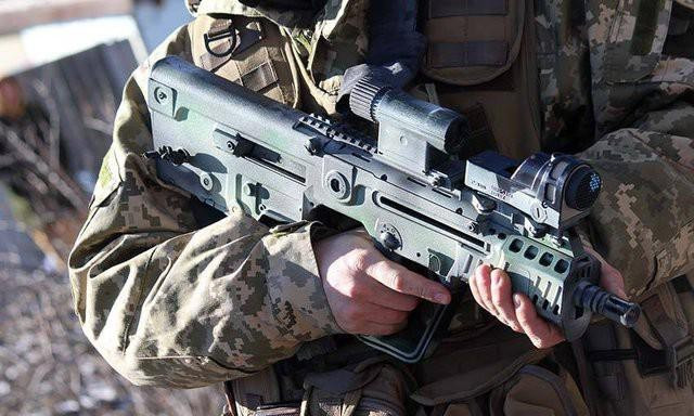 Điểm khác biệt của loại súng này với nhiều loại súng khác là TAR-21 được thiết kế không có đầu ruồi (đầu ngắm) xạ thủ dựa vào hệ thống ngắm tiên tiến như hệ thống ngắm laser hay hệ thống ngắm điểm đỏ (red dot). Thiết kế này giúp TAR-21 hiện đại hơn khẩu M-16 của Mỹ rất nhiều.