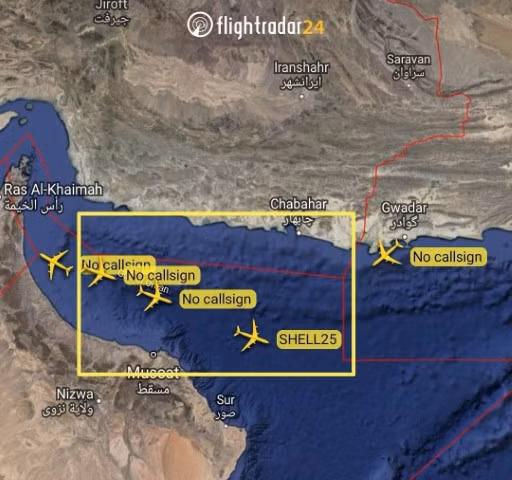 Theo những hình ảnh được các trang web theo dõi máy bay ghi nhận lại, ba máy bay ném bom không rõ định danh đã bay trên không phận Vịnh Ba Tư.