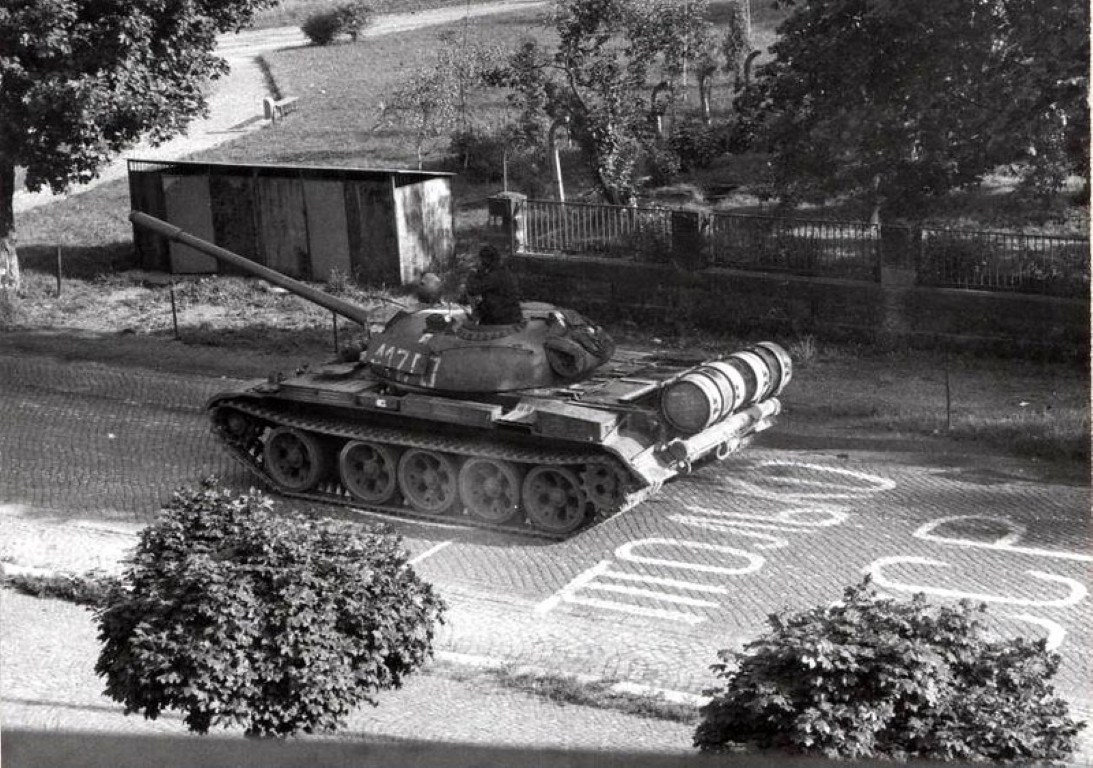 Vậy nên, việc Tiệp Khắc - một quốc gia sản xuất và xuất khẩu xe tăng chủ lực T-54/55 thời điểm bấy giờ - mang 66 chiếc xe tăng chủ lực ra thử nghiệm cầu, cũng là điều khá dễ hiểu. Nguồn ảnh: Pinterest.