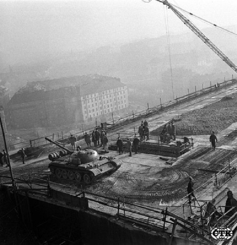 Tất nhiên là cuộc thử nghiệm đã diễn ra thành công tốt đẹp và toàn bộ dàn xe tăng T-55 sau đó đã được đưa về biên chế quân đội Tiệp Khắc.