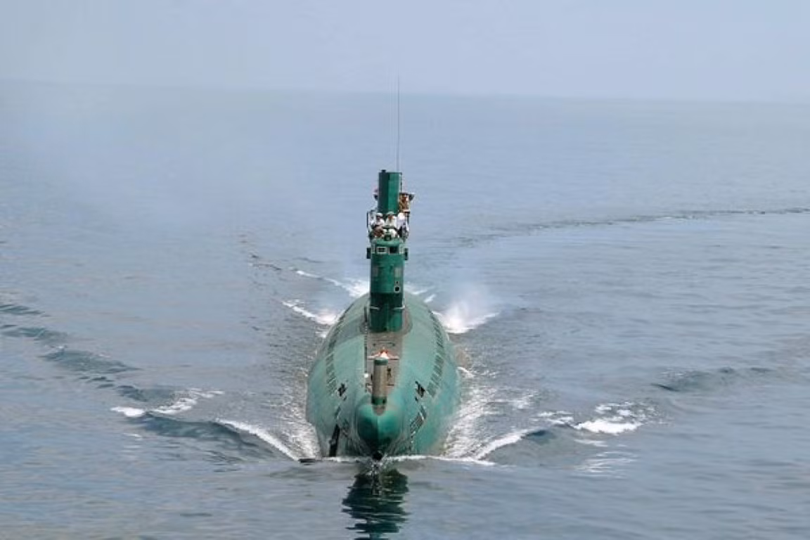 Ngoài ra, Triều Tiên được cho là cũng sở hữu các tàu ngầm lớp Romeo với số lượng ít nhất 20 chiếc, và ít nhất 20 chiếc khác thuộc lớp Yugo và Yono - một loại tàu ngầm mini.