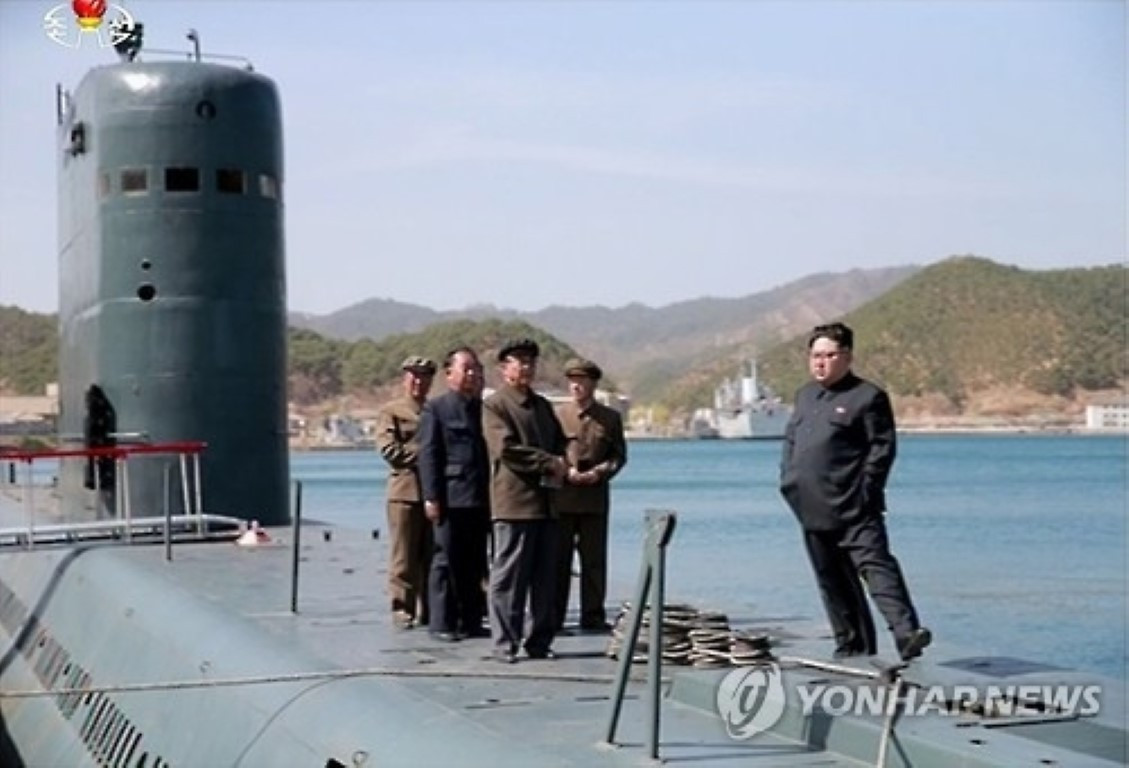 Địa hình của khu vực Bán đảo Triều Tiên và biển Nhật Bản, với mực nước biển không quá sâu, nhiều nứt gẫy địa lý lớn dưới lòng biển, cũng được cho là rất phù hợp để các tàu ngầm cỡ nhỏ hoạt động.