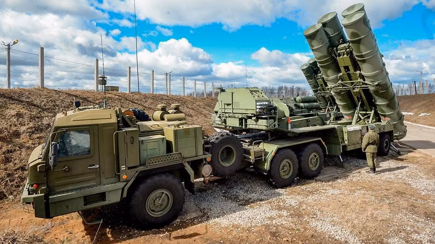 S-400 sẽ đóng vai trò xương sống của hệ thống tên lửa phòng không của Nga cho tới khi hệ thống phòng không S-500 hoàn thiện.