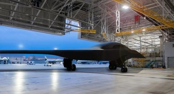 Tuy kích cỡ của máy bay ném bom B-21 Raider có phần nhỏ hơn B-2 và số lượng vũ khí chở theo chỉ bằng một nửa, tuy nhiên năng lực tàng hình lại vượt trội. Hiện các nguyên mẫu B-21 đã sản xuất hoàn thiện.