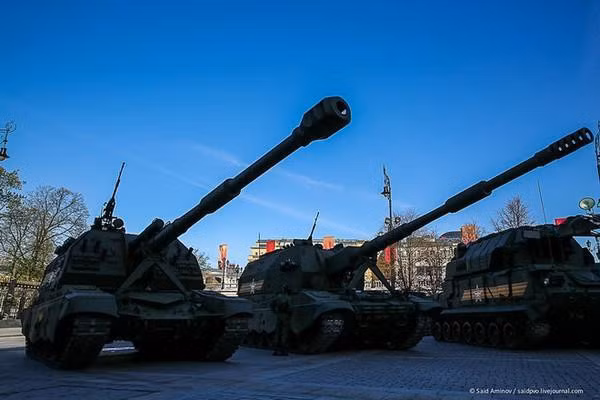 Trong một năm, tổ hợp công nghiệp quân sự Nga sản xuất 36 hệ thống 2S19M2, còn 2S35 thì phức tạp và đắt hơn do vậy số lượng chưa nhiều. Tuy nhiên trong tương lai, đây sẽ là vũ khí lợi hại mà phía Ukraine phải tính đến để đưa ra các biện pháp đối phó hiệu quả, Defense Express tóm tắt.