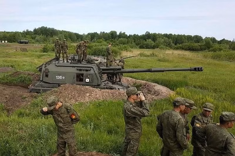 Không chỉ có vậy, lực lượng vũ trang của Cộng hòa nhân dân Donest và Lugansk tự xưng (DPR và LPR) cũng được cho là nằm dưới sự quản lý và được bao bọc bởi tập đoàn quân hùng mạnh nói trên.