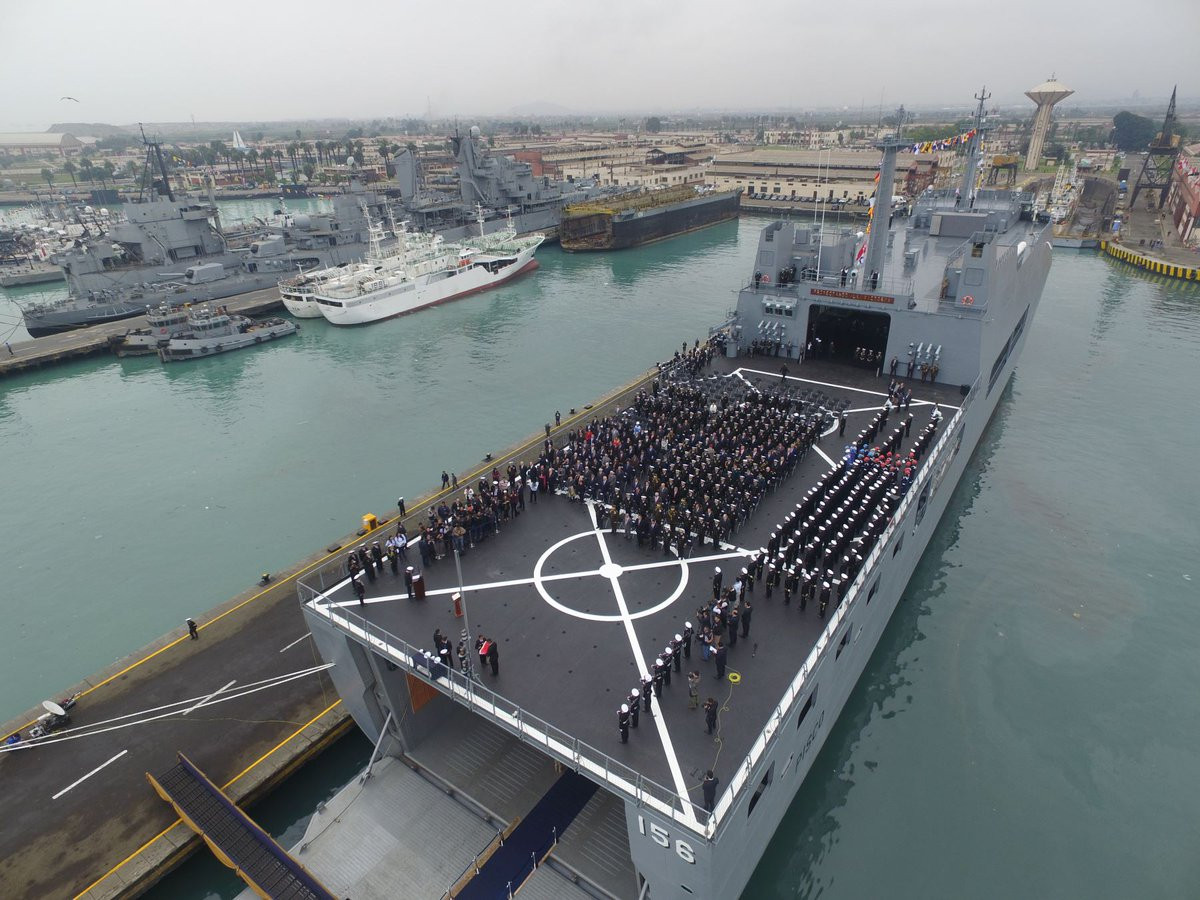 Ngoài ra, con tàu đổ bộ này còn được trang bị hai bãi đỗ trực thăng, kèm theo đó là gara có khả năng chưa tối đa ba chiếc. Như vậy, tối đa mỗi tàu lớp Makassar có thể mang theo 5 máy bay trực thăng.