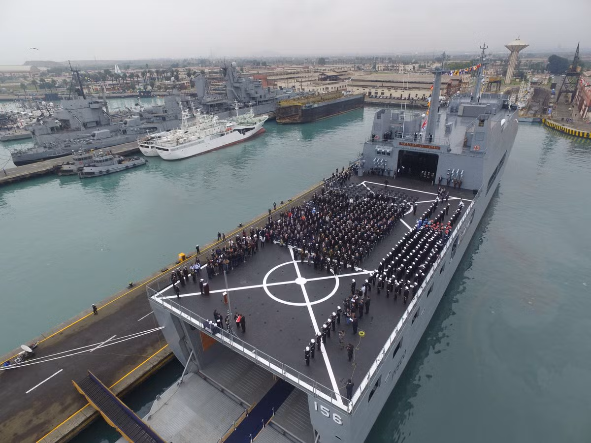 Ngoài ra, con tàu đổ bộ này còn được trang bị hai bãi đỗ trực thăng, kèm theo đó là gara có khả năng chưa tối đa ba chiếc. Như vậy, tối đa mỗi tàu lớp Makassar có thể mang theo 5 máy bay trực thăng.