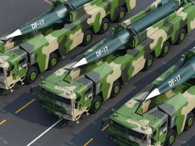 Trong khi đó đầu đạn siêu vượt âm dạng tàu lượn lại khác hẳn, nó có khả năng cơ động linh hoạt chẳng kém gì một chiếc máy bay di chuyển ở tốc độ cực cao với quỹ đạo được điều khiển từ xa.