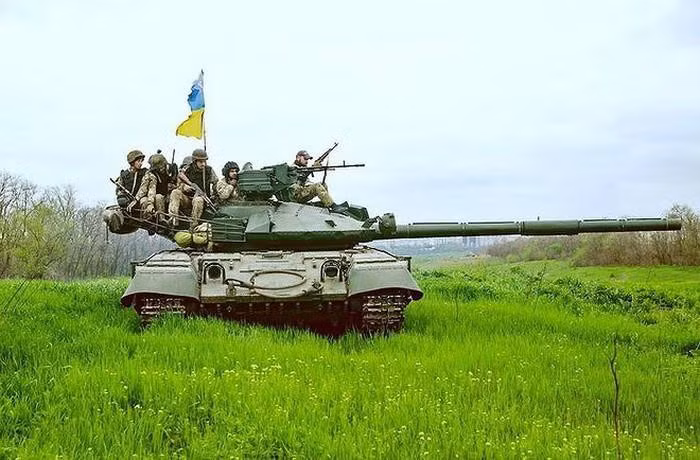 Đặc trưng của chiếc MBT này nằm ở tháp pháo hình đĩa rất lạ mắt và dễ nhận biết ở mặt trước tháp pháo.