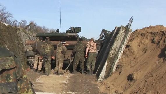 Chiến thuật đào hào để ẩn nấp sau đó bất ngờ lao lên tấn công được kíp lái xe tăng T-64B1M áp dụng tại chiến trường Đông Ukaine.