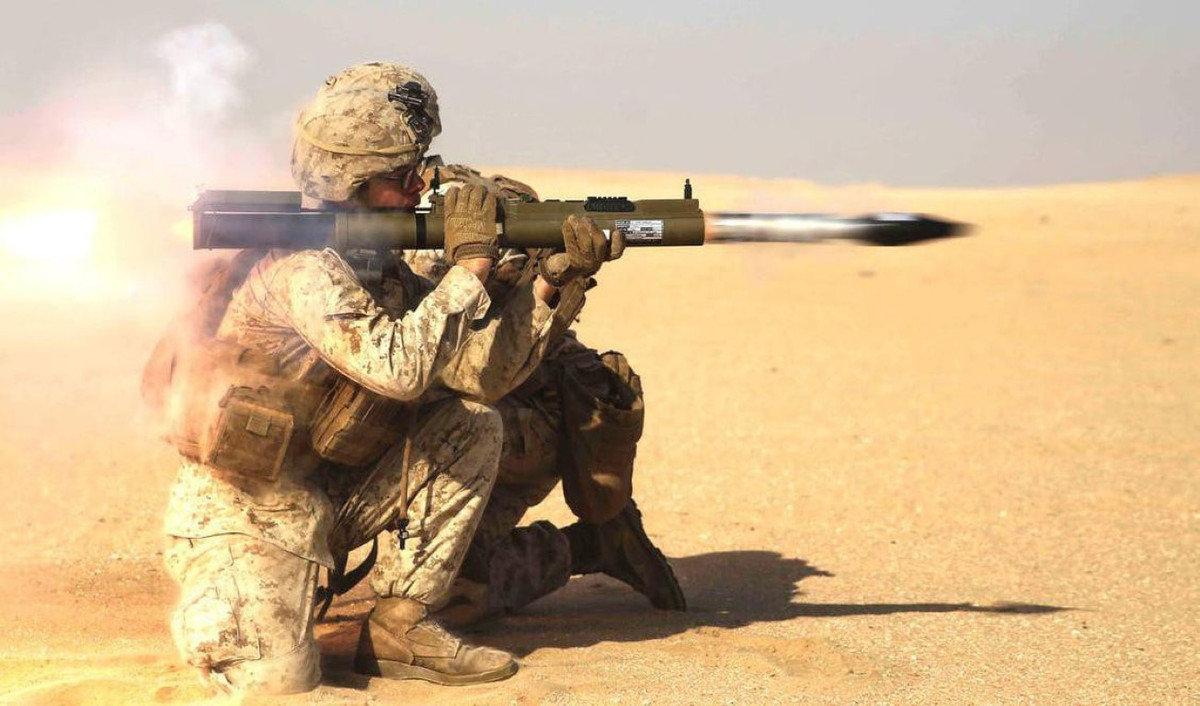 Súng nặng 2,5kg, dài chưa đến 1m lúc mở ra (chỉ 0,67 m lúc gấp lại), đường kính nòng 66 mm.