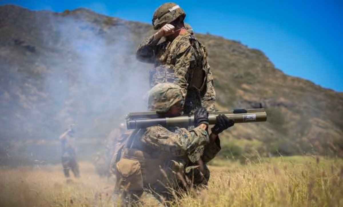 M72 LAW là vũ khí chống tăng hạng nhẹ cùng thời với RPG-7 của Nga.