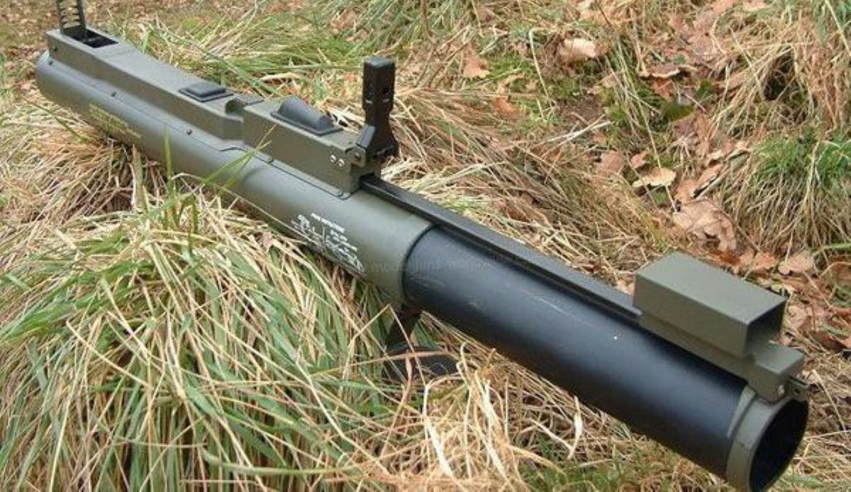 Mỗi quả đạn dùng cho M72 LAW nặng 1,8kg. Tốc độ đầu nòng của đạn là 145 m/s.