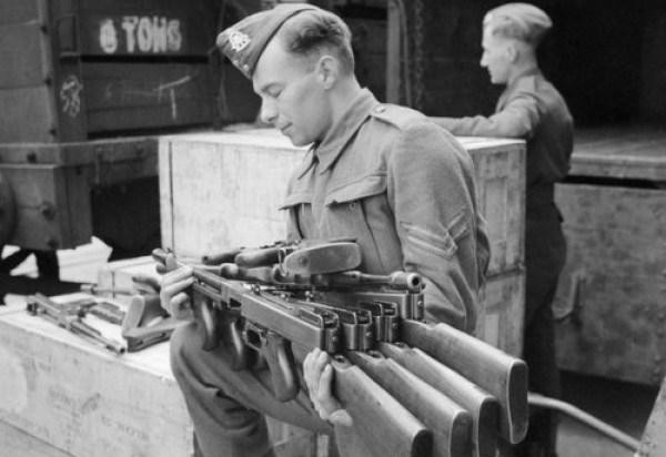 Nhìn hình ảnh này khó có thể nhận ra đây là lính Liên Xô trong thế chiến thứ hai, từ xe tăng, vũ khí cá nhân đến trang phục đều được Mỹ viện trợ cho Liên Xô.