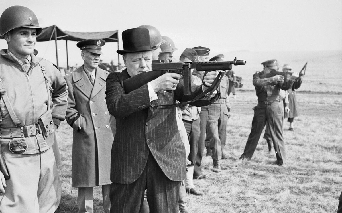 Khẩu súng tiểu liên trứ danh này là sáng kiến của tướng John T. Thompson, một nhà thiết kế vũ khí và là cựu quan chức hậu cần của quân đội Mỹ. Trước sự bế tắc trong thời Thế chiến I, ông tin rằng binh sĩ cần phải có một loại vũ khí mới.