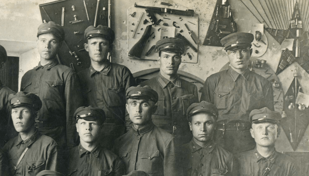 Tổng cộng đã có tới 17,9 triệu tấn hàng hóa viện trợ của Mỹ-Anh theo chương trình Lend-Lease, tương đương 9,8 tỷ USD theo thời giá 1945 đã được Mỹ chuyển giao cho Liên Xô. Trong số này có hàng chục ngàn khẩu súng máy Thompson.