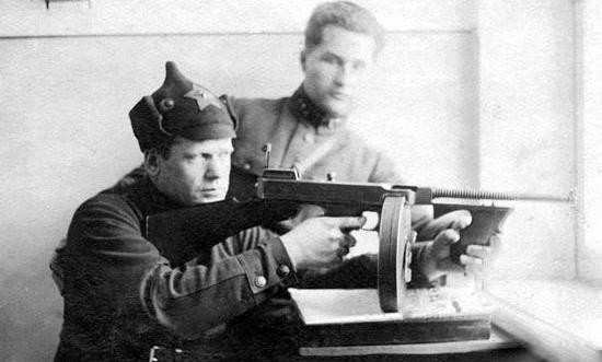 Ngay sau khi nhận được lô súng từ Mỹ, quân đội Liên Xô đã biên chế loại súng này cho lực lượng hải quân và lính tăng thiết giáp.