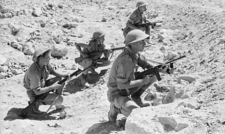 Với độ bền cao và khả năng bắn 800 viên đạn trong 1 phút, súng tiểu liên Thompson từng được đặt cho biệt danh là 'Kẻ hủy diệt'. Tầm bắn hiệu quả của súng vào khoảng 150m.