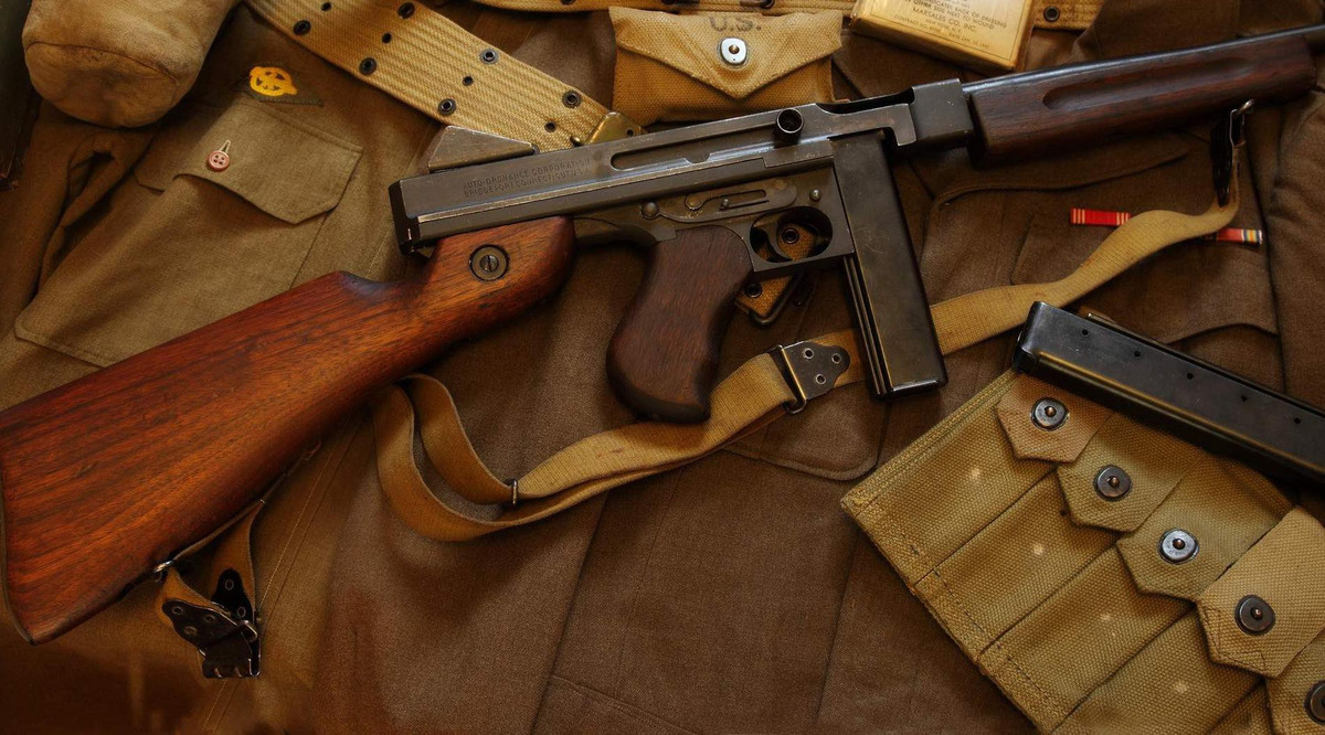 Khẩu Thompson trở thành một trong những loại vũ khí chính của quân đội Mỹ. Cho dù chiến đấu trong những điều kiện ngặt nghèo như sa mạc, rừng rậm hay tuyết, súng vẫn có thể hoạt động tốt. Sau đó, phiên bản Thompson M-3 ra đời, có chi phí thấp hơn các mẫu Thompson thông thường và nhờ đó có thể sản xuất với số lượng lớn.