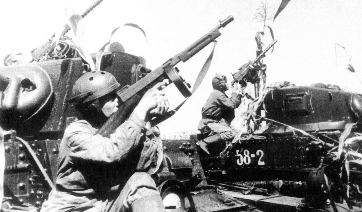 Những lô súng tiểu liên Thompson được đóng vào các thùng gỗ và chuyển bằng đường thủy tới Liên Xô.